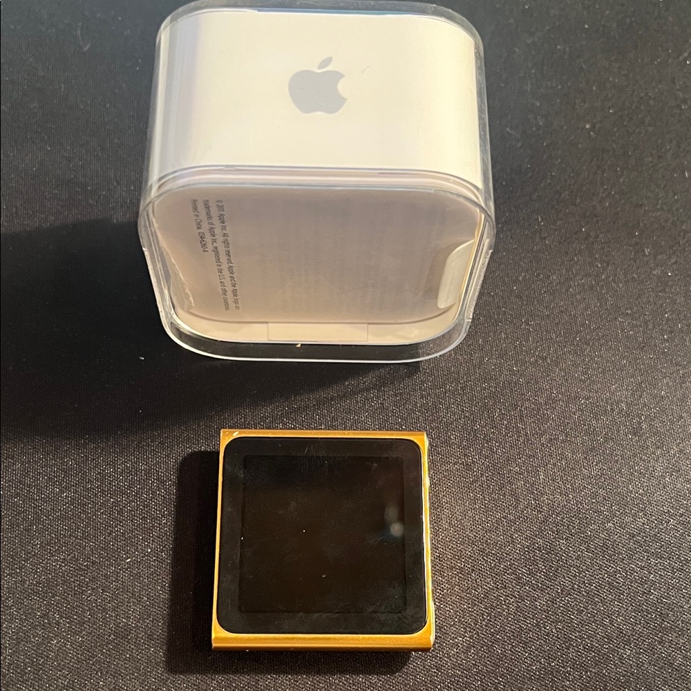 Apple iPod Nano gold with charger. 8 GB